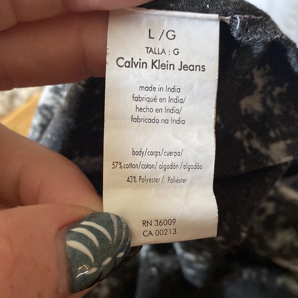 Adorable Calvin Klein top! - Picture 6 of 6